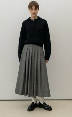 90s Minimalism Fashion, London Clothes, 90s Minimalism, Minimalism Fashion, Grey Pleated Skirt, Fashion Project, Innovative Fashion, Outfit Inspo Fall