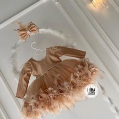 👑✨ Make Her Shine: Goldfeder-Baby-Kleid, Hochzeit-Tutu-Kleid ✨👑 Erhöhen Sie die Eleganz Ihres Kleinen mit unserem exquisiten Gold Feather Baby-Mädchenkleid, perfekt für Hochzeiten und besondere Anlässe! 🌟👶 🌟 Hauptmerkmale: 👑 Luxuriöse Goldfedern für einen königlichen Touch 👗 Weicher und bequemer Tutu-Rock 💖 Filigrane Details sorgen für einen charmanten Look 🎀 Perfekt für Blumenmädchen oder besondere Gäste Lassen Sie sie Raffinesse und Charme ausstrahlen, während sie die wertvollsten Mom Puffy Dresses, Dress Tulle, Gold Feathers, Design Dresses, Bow Dress, Dress Order, African Design Dresses, Star Dress