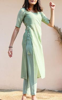 Indian Tailor Illustration, Kurta From Saree Design, Traditional Chudidar Dress, Salwar Top Designs, Classy Kurtas For Women, Side Knot Kurti Designs, Kurti Stiching Design, Kurti Designs Neck Design, Kurthi Tops Designs