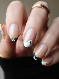 ghost and bat french tip nails Ghost Nails, Nails With White, Bat Nails, Nail Art Halloween, Holloween Nails, Kutek Disney, Cute Halloween Nails, Nagel Tips, Smink Inspiration