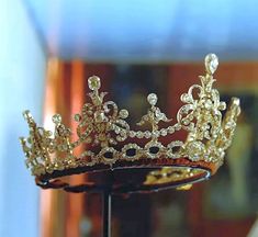 Close up of the Bath belle epoque diamond tiara. Featuring a base of circular motifs; topped with multiple diamond foliate festoon motifs, linked by plain diamond garlands, plus smaller spacers. Royal Jewelry British, Magpie Hoard, Romanov Jewels, Chinese Dynasty, Queens Tiaras, Beautiful Tiaras, Diamond Tiara, Unusual Jewelry, Royal Jewelry