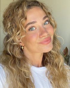 Cute Curly Hair, Blonde Highlights Curly Hair, Spring Hair Color, Hair Icon, Make Up Inspo, Spring Hairstyles, Curly Girl, Makeup Eyeliner