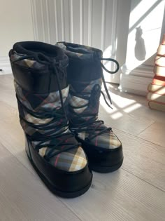 Vintage Burberry Snow Ski Moon Boots  In good condition  Fit me women's US size 7-8.5 (flexible fit) Jimmy Choo Moon Boots, Nike Winter Boots, Clothes Pieces, Burberry Boots, Green Moon, Bday Gift, Snow Outfit, Vintage Burberry, Moon Boots