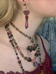 Hippy Jewelry Aesthetic, Button Art On Clothes, Dainty Vintage Necklace, Beaded Jewelry Outfit, Self Made Jewelry Ideas, Whimsigoth Jewelry Diy, Vintage Beaded Necklace, Twee Jewelry, Whimsigothic Jewelry