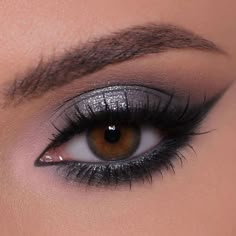 Grey And Black Makeup, Makeup For Silver Dress, Silver Prom Makeup, New Years Eve Makeup Ideas, Latin Makeup, Silver Smoky Eye, Classic Smokey Eye, Silver Smokey Eye, Copper Eyeshadow