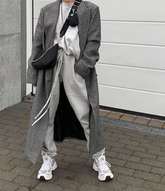 Grey Jogging Pants Outfit, Trenchcoat Outfit, Jogging Style, Looks Hip Hop, Tracksuit Outfit, Cozy Coats, Hijab Styles