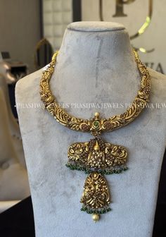 Chandraharam Lockets, Kante Gold Necklaces, Bridal Necklace Designs, Gold Temple Jewellery, Antique Necklaces Design, Gold Jewelry Outfits, New Gold Jewellery Designs, Antique Necklaces