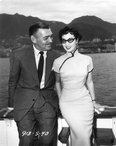 Another example of the cheongsam, worn by the Chinese actress Li Li-Hua in Hong Kong, 1954. Some guy named Clark Gable is with her. Hong Kong Cinema, Hong Kong Fashion, Old Shanghai, Chinese Traditional Dress, Clark Gable, Chinese Movies, Chinese Dress, Oscar Wilde, Chinese Actress