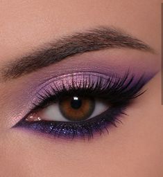 Cool Eye Makeup Ideas, Make Up Purple Eyeshadow, Eyeshadow Looks Color, Brown Eyes Purple Eyeshadow, Purple And Black Eye Makeup, Make Up Purple Eyes, Dark Purple Eyeshadow Looks, Purple And Black Eyeshadow, Lilac Eyeshadow Looks