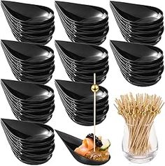 a bunch of black plates sitting next to each other