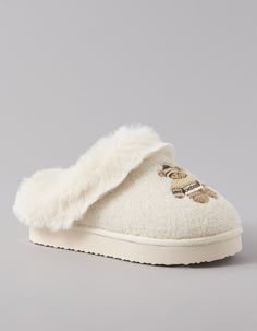 AE Shearling Scuff Slipper Deer Slippers, Bonnie Bennett Outfits, Cool Girl Fits, Pretty Slippers, Aka Christmas, Shoes List, Gifts Wishlist, Dirty Shoes, Errands Outfit