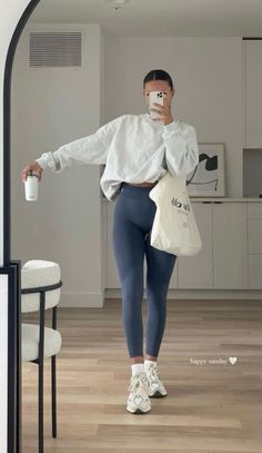 White sweatshirt, nike shows, gymshark legginga, starbucks coffee at home, gym clothes, cute workout outfits Adrette Outfits, Pilates Clothes, Gym Outfits, Legging Outfits