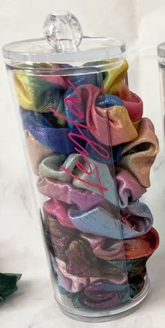 Scrunching Storage, How To Store Scrunchies, Scrunchy Storage, Hair Accessories Storage Ideas, Scrunchie Storage Ideas, Scrunchie Organization, Hair Accessory Organization, Scrunchie Storage, Scrunchie Organizer