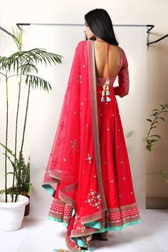 Red Anarkali Suits Sabyasachi, Anarkali Dress Back Design, Anarkali Suit Back Neck Design, Anarkali Back Designs, Anarkali Dress Back Neck Designs, Red Anarkali Suits Wedding, Lehenga Choli Ideas, Lehenga Tassels