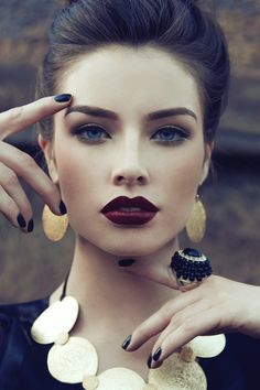 Stunning makeup!! I deff think I'm going to do a look like this for Christmas :) Fall Makeup Trend, Vampy Lips, Dark Lipstick, Perfect Eyebrows, Dark Lips, Hair And Beauty, Fall Makeup, Red Lipstick, Gel Eyeliner