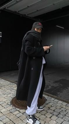 Black Coat Outfit, Vintage Outfit Inspiration, Vintage Outfit, Outfit Look, Coat Outfits, Mode Inspo, Black Coat, Look Fashion