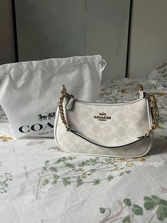 Tas Coach, Trendy Purses, My Style Bags, Luxury Bags Collection, Purse Essentials, Handbag Essentials, Girly Bags, Cute Handbags, Luxury Purses