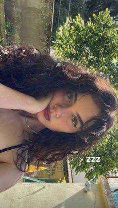 Hairstyles Puertorican, Curly Hair With Face Framing Layers, Mia 3, Amazing Hair, Selfie Ideas Instagram, Foto Ideas Instagram, Instagram Photo Inspiration, Portrait Poses, Dream Hair