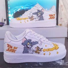 Cute Nike Shoes Disney, Disney Custom Shoes, Air Force Painted, Nike Air Custom, Air Force 1 Cartoon, Fashion Outfits School, Airforce 1s, Crocs Slippers, Minnie Mouse Shoes