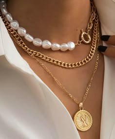 Inexpensive Jewelry, Layered Pearl Necklace, Necklace Outfit, Elegant Jewellery, Gold Coin, Jewelry Photography, Necklace Statement