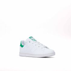 Tenis Adidas Stan Smith, los peques juegan en el pasto, se suben a los arboles y siempre parecen estar cubiertos de tierra. ¿Así que por qué no ponerles en sus pies un calzado que trata de preservar esa naturaleza que ellos tanto aman? Estos tenis adidas Stan Smith tienen un estilo que busca proteger el futuro. Lucen el mismo look clásico. Color: Blanco/Verde Estilo: FX7524 Características Material Exterior sintético Tecnología Suela tipo cupsole de caucho Material Exterior, Adidas Sneakers, Adidas, Exterior, Sneakers, White, Color