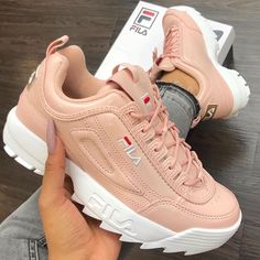 Street Style Vintage, Fila Sneakers, Fila Disruptor, Basket Style, Street Fashion Photography, Shoe Closet, Dream Shoes, Look Casual, Shoe Game