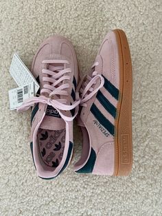 Adidas Spezial Shoes, Spezial Adidas Shoes, Outfits With Adidas Shoes, Spezials Adidas, Adidas Spezials, Spezial Adidas, Cute Adidas, Samba Shoes