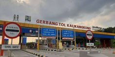 an entrance to a gas station with signs on the front and side walls that read gebrang toll