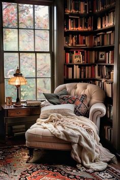 Chaise Lounge Library, Lounge Reading Corner, Light Academia Home Library, Dark Academia Living Room Decor, Vintage Reading Nook, Reading Chaise, Reading Alcove, Victorian Basement, Cozy Reading Room