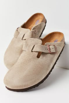 Boston Birkenstock, Birkenstock Boston Soft Footbed, Boston Soft Footbed, Taupe Sandals, Linen Pants Outfit, Boston Clogs, Birkenstock Style, Suede Clogs, Shoe Inspo