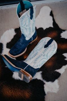 Cute Boots For Women, Blue Cowboy Boots, Cute Cowgirl Boots, Calamity Jane, Western Shoes, Looks Country, Ariat Boots, Polo Blue, Cute Boots