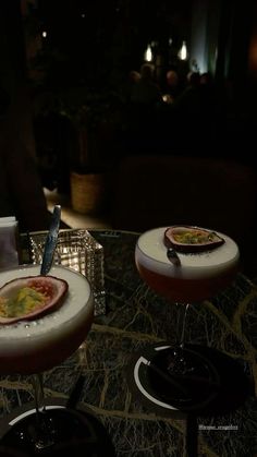 Restaurant Drinks Cocktails, Cocktails Dark Aesthetic, Aesthetic Cocktail Pictures, Night Drinks Aesthetic, Drink Aesthetic Alcoholic, Cocktail Night Aesthetic, Cocktail Aesthetic Night, Foto Cocktail, Cocktails Pictures