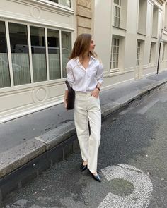 How to Wear Ivory: Fall 2024's Biggest Color Trend | Who What Wear Old Money Summer Outfits, Ivory Outfit, Old Money Summer, Minimalistic Outfits, Skirt Images, Poncho Style, French Women, Neutral Outfit, Style Crush