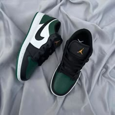 Estilo clássico com cores vibrantes e inspiradas no modelo "Bred Toe". Air Jordan 1 Low Green Toe #airjordan1lowgreentoe #jordan1lowgreentoe #aj1lowgreentoe #greentoe #jordan1low #airjordan1 #jordan #sneakers #streetwear #jordanverde #jordanbrancoeverde Air Jordans Low, Air Jordan Lows, Air Jordan 1 Low Green, Clever Shoe Storage, Shoe Storage Ideas For Small Spaces, Storage Ideas For Small Spaces, Low Jordan 1, Jordan Vi, Shoe Storage Ideas