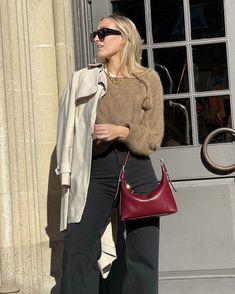 Sophistication personified. The Blake shoulder bag in bordeaux is as effortlessly chic as it gets on @styleelyst ♥️ Burgundy Shoulder Bag, Burgundy Purse Outfit, Smart Casual Ootd, Bucket Bags Outfit, Sunday Fits, Maroon Bag