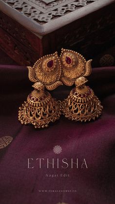 Matte gold grand jhumka pair with beads & pinkish red kemp stones. Antique Jewelry Photography, Indian Jewellery Product Shoot, Indian Jewelry Photography, Latest Gold Jewellery Indian, Jwellery Shoot Ideas, Jewellery Shoot, Jewellery Photography, Jewelry Brand Logo, Jewelry Banner