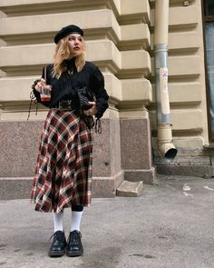 Cold Weather Outfits With Skirts, White And Black Plaid Skirt Outfit, Chequered Skirt Outfit, Alt Preppy Outfits, Frazzel English Woman Outfit, Thrift Shopping Outfit, Plaid Long Skirt Outfit, Plaid Skirts Outfit, Plus Size Grunge Outfits 90s