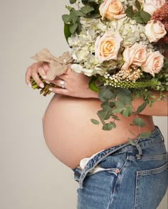 Baby Bump Photoshoot Flower Bouquet Roses, Mama Aesthetic, Be You Bravely, Studio Maternity Shoot, Pregnancy Announcement Photoshoot, Studio Maternity Photos, Baby Bump Pictures