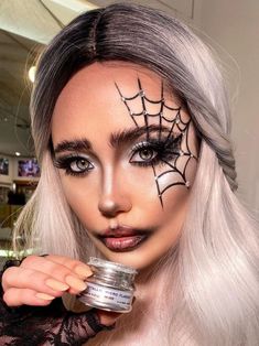 Simple Spider Makeup, Spider On Face Makeup, Halloween Half Face Makeup, Karneval Diy, Creative Halloween Makeup