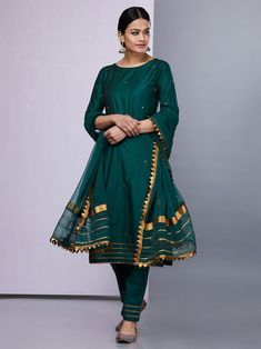 Dark Green Salwar Suit, Dress Materials Designs Latest, Mehndi Suits, Green Salwar Suit, डिजाइनर कपड़े, Silk Kurti Designs, Kameez Designs, Ladies Suit, Indian Salwar Kameez