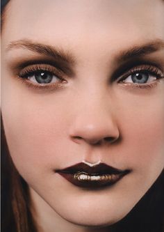 dark lipstick | Jessica Stam Natural Smoky Eyeshadow, Pretty Witch Makeup, Color Photoshoot, Bronze Lips, Witchy Makeup, Monochromatic Makeup, Statement Makeup, Lips Inspiration, Fall Lips