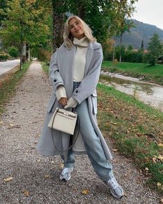 Outfits For Switzerland, Light Grey Coat Outfit, Trench Outfit, Grey Overcoat, H M Outfits