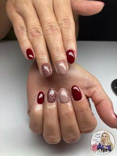 Burgundy Gold Nails, Classy Christmas Nails Simple, Biab Nails, Xmas Nail, Pink Gellac, December Nails, Classy Christmas, Christmas Nail Art Designs, Oval Nails