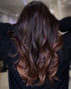 Couleur Cheveux Chocolat : 22 Nuances de Coloration 20 Balayage Brown, Winter Hair Colors, Rambut Brunette, Colour Hair, Hot Hair Colors, Black Hair With Highlights, Caramel Highlights