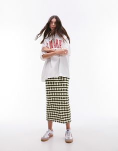 Jupe par Topshop Topshop entre dans une nouvelle ère Taille haute Taille élastique Coupe classique Skirt With Tshirt, Skirts With Sneakers, Jersey Maxi Skirt, Mesh Maxi Skirt, Olive Style, Street Style Outfits Casual, Maxi Rok, Striped Maxi Skirts, Thrift Inspo