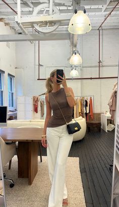 Khaki Slacks Outfit, Casual Elegant Outfits Women Classy, Clean Outfits For Women, Meet The Parents Outfit Casual, Kookai Outfit, Summer Office Outfits Work Chic, Simple Elegant Outfits, Beige Top Outfit, White Trousers Outfit