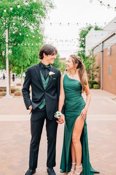 Urban Prom Photoshoot, Green And Gold Prom Couple, Semi Formal Picture Ideas, Green Prom Couple Outfit, Dark Green Prom Couple, Prom Couples Outfits Matching, Prom Photos Single, Green Prom Dress Couple, Prom Pictures Couples Aesthetic