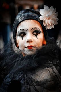 " Melodia das Palavras" Circus Fashion, Circus Makeup, Pierrot Clown, Dark Circus, Send In The Clowns, Night Circus, Circus Costume, Clown Faces, Pantomime