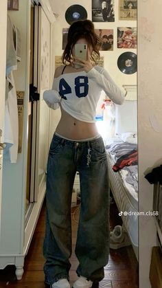 Abb Outfits, Korean Bodyclaim, Jeans Style Women, Basic Streetwear Outfit, Tiny Top Big Pants, Baddie Outfits Aesthetic, 2k Outfits, Cute Fits Aesthetic, Streetwear Outfit Aesthetic