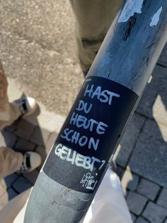 a sticker on the side of a pole that says hash du heute shon gebert